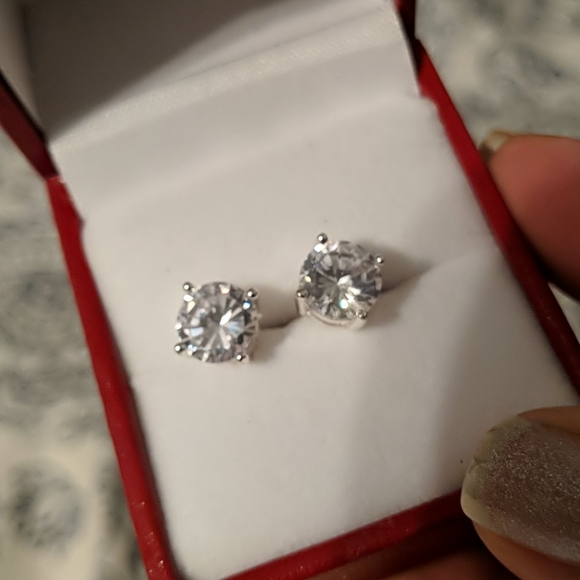 Stunning Studs - Picture 1 of 3